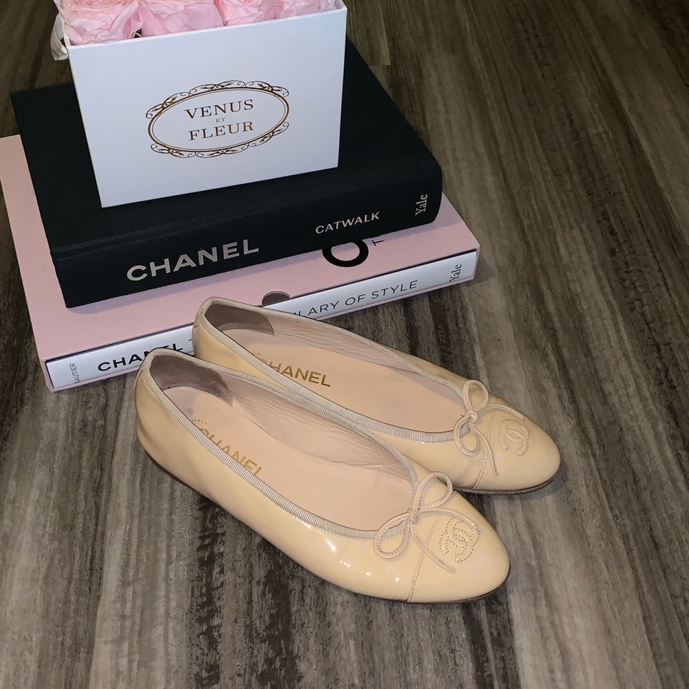 CHANEL Beige Flats with Bow Detail